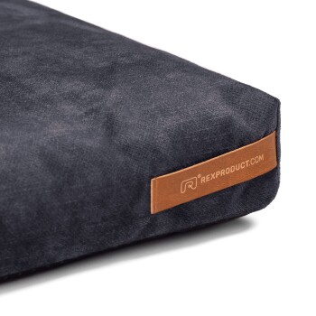Dunkelgraues Haustierbett mit einer strukturierten Oberfläche und einem braunen Lederetikett mit der Aufschrift "REXPRODUCT.COM."