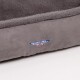 Graues Haustierbett mit weicher Textur, mit einem Logo-Patch, das "WALLACE & JONES co." mit einem Union Jack-Design zeigt.