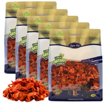 Fünf Säcke Lyra Pet Nature Power 1kg natürliches Haustierfutter mit getrockneten Orangensnacks davor gestapelt.