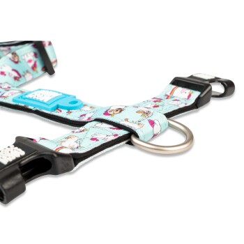 Hellblaues Hundegeschirr mit Einhorn- und Regenbogenmuster, schwarzer Kunststoffschnalle und Metall-D-Ring, beschriftet mit „Mighty Paw“.