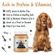 Ein goldener Cocker Spaniel sitzt neben einem Glas Bugalu's 100% natürlicher Erdnussbutter, das als getreide- und glutenfrei, reich an Protein und Vitaminen gekennzeichnet ist.