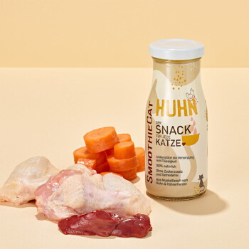 Eine Flasche "SmoothieCat Huhn" Katzenleckerei, umgeben von rohen Hühnerstücken und orangefarbenen Karottenscheiben, mit dem Text, der hervorhebt, dass es 100 % natürlich ist.