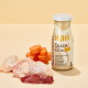 Eine Flasche "SmoothieCat Huhn" Katzenleckerei, umgeben von rohen Hühnerstücken und orangefarbenen Karottenscheiben, mit dem Text, der hervorhebt, dass es 100 % natürlich ist.