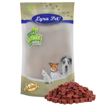 Lyra Hundefutterverpackung mit einem Logo, das Bilder eines Hundes, einer Katze und eines kleinen Hundes zeigt, neben einem Haufen Trockenfutter.