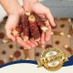 Ein Paar Hände, die mehrere gerollte Hundeleckerlis, die in Fleisch eingewickelt sind, halten, mit einem Abzeichen, das "Beste Qualität" und "15 Jahre" auf Deutsch angibt.