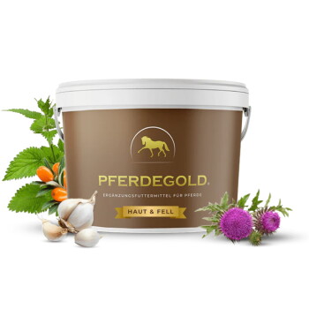 Ein brauner Behälter mit der Aufschrift "PFERDEGOLD" und dem Untertitel "HAUT & FELL" für Pferdeergänzungen, umgeben von Kräutern und Knoblauch.