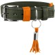 Olivgrünes Lederhalsband mit orangefarbenen Wildlederschlaufen und Quastenanhänger; Metallanhänger mit Gravur 'HUNTER'.