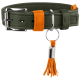 Olivgrünes Lederhalsband mit orangefarbenen Wildlederschlaufen und Quastenanhänger; Metallanhänger mit Gravur 'HUNTER'.