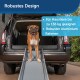 Ein brauner und weißer Boxer steht auf einer Haustierrampe zu einem Fahrzeug, mit Text: "Robustes Design," "Für Haustiere bis zu 136 kg," "Robuster Aluminium Rahmen."