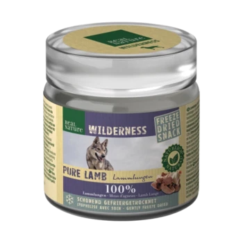 Een pot van Real Nature Wilderness Pure Lamb freeze-droogsnack voor honden, met een afbeelding van een wolf, een '100%'-label en meertalige tekst.