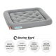 Graues Haustierbett mit gepolstertem Design, beschriftet mit 'Doctor Bark', mit Text über Haltbarkeit, Hygiene und Waschhinweise.