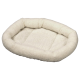 Lit pour animaux de compagnie blanc et moelleux avec une forme ovale et des bords surélevés, conçu pour les petits chiens ou chats.