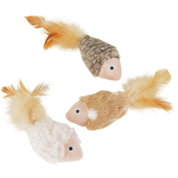 Trois poissons en peluche pour chat avec queues de plumes duveteuses en beige, sable et gris, chacun avec un petit œil rond.