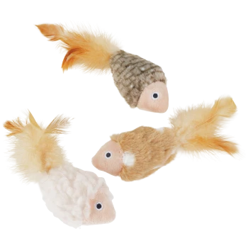 Trois poissons en peluche pour chat avec queues de plumes duveteuses en beige, sable et gris, chacun avec un petit œil rond.