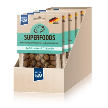 Hunde-Leckerlis mit der Aufschrift "SUPERFOODS" aus Apfeltrester und Chicorée, mit natürlichen Vitaminen und Antioxidantien, in einer Präsentationsbox.