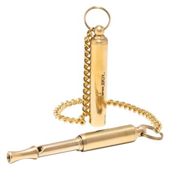 Goldfarbige Hundepfeife mit Kette und Etui, auf dem Etui mit "ACME England" beschriftet.