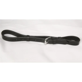 Schwarze Leder-Hundeleine mit einer silbernen Schnalle, flach auf einem weißen Hintergrund ausgelegt.