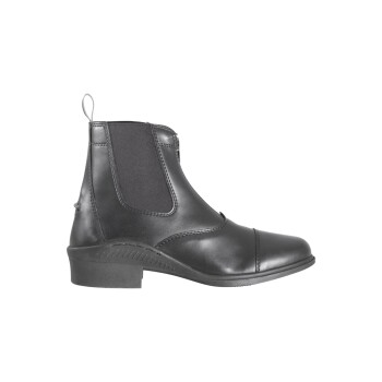 Schwarze Reitstiefel mit elastischen Seitenteilen und niedrigem Absatz, von der Seite vor einem weißen Hintergrund gezeigt.
