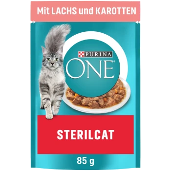 Katzenfutterverpackung mit einer grauen getigerten Katze, mit dem Text 'Mit LACHS und KAROTTEN' oben, 'STERILCAT' in Rot und '85 g' unten.