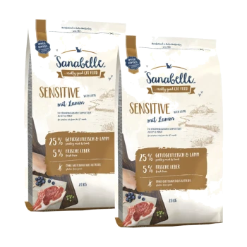 Zwei Säcke Sanabelle Sensitive Katzenfutter, gekennzeichnet mit "mit Lamm," mit 25% Geflügelfleisch & Lamm und 5% frischer Leber, jeweils 20 kg.