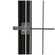 Nahaufnahme eines schwarzen Metall-Torverschlusses für Haustiere, mit einem silbernen Schlossmechanismus und Schrauben, vor einem weißen Hintergrund.
