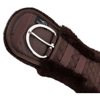 Brauner Reitgurt mit gestepptem Design, mit einer silbernen Schnalle und weichem Fellfutter für Komfort.
