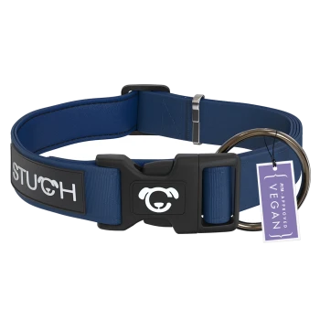 Blauer Hundehalsband mit einer schwarzen Schnalle, die ein Hundelogo zeigt, beschriftet "STUCH" und einem Etikett mit der Aufschrift "PETA APPROVED VEGAN."