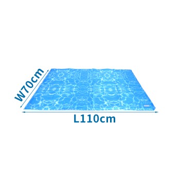 Blaues Kühlmatte für Haustiere mit einem Wasserdesign, misst 110 cm in der Länge und 70 cm in der Breite.