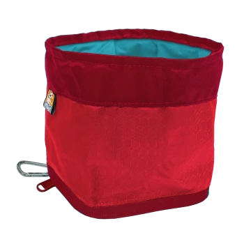 Rote zusammenklappbare Futter- oder Wasserschüssel für Haustiere mit einem sechseckigen Muster, mit einem blauen Innenraum und einem Karabinerhaken.