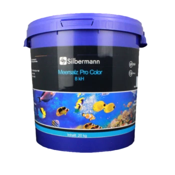 Ein blauer Eimer mit der Aufschrift "Silbermann Meersalz Pro Color 8 kH" mit einer bunten Unterwasserszene, die verschiedene Fische zeigt, enthält 20 kg.