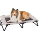Ein flauschiger Collie, der auf einem erhöhten Hundebett mit einer grauen und schwarzen Stoffoberfläche ruht und Komfort und Stil zeigt.