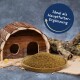 Holzhaus für Kleintiere mit einer Schale braunem Tierfutter und dem Text „Ideal als Hauptfutter-Ergänzung“ in einem blauen Kreis.