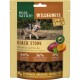 Tierfutterverpackung für 'Real Nature Wilderness Crunchy Snack' mit Wolf und Känguru, das den Geschmack 'Black Stone' mit 64% Känguru hervorhebt.