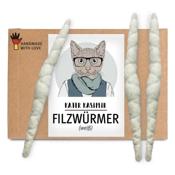 Verpackung für handgemachtes Haustierspielzeug mit zwei weißen Filzwürmern neben einem Etikett, das 'KATER KASIMIR FILZWÜRMER (weiß)' liest.