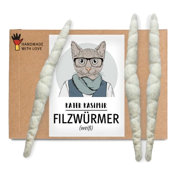 Verpackung für handgemachtes Haustierspielzeug mit zwei weißen Filzwürmern neben einem Etikett, das 'KATER KASIMIR FILZWÜRMER (weiß)' liest.