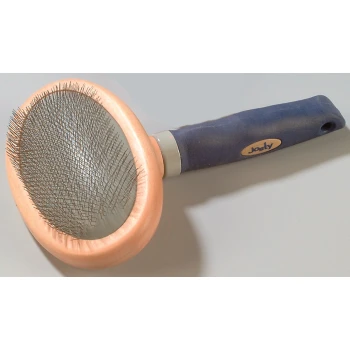 Eine Haustierpflegebürste mit einem runden, metallenen Borstenkopf und einem blauen Gummigriff, beschriftet "Josby."