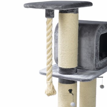 Katzenbaum mit einer plüschigen grauen oberen Plattform, sisalumwickelten Kratzpfosten und einem gemütlichen Versteck, mit einem baumelnden Spielzeug.