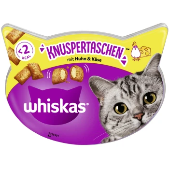 Verpackung von Whiskas Katzenleckerlis mit einer Nahaufnahme des Gesichts einer grauen Katze, mit dem Text "Knuspertaschen mit Huhn & Käse" und "<2 KCAL."
