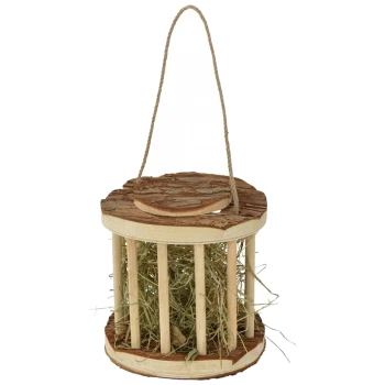 Holzfutterspender für Heu mit einem runden Boden und einem hängenden Seil, gefüllt mit getrocknetem Gras für kleine Haustiere.