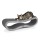 Eine entspannte getigerte Katze liegt auf einem modernen, geschwungenen Kratzbaum in Grau- und Betontönen und zeigt ein elegantes Design.