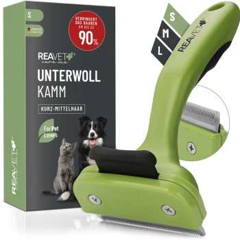 Grünes Haustierpflegewerkzeug mit einem Griff, beschriftet mit 'REAVET care me', entworfen für kurz- bis mittelhaarige Haustiere, das das Haaren um bis zu 90% reduziert.