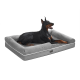 Dobermann ruht auf grauem Hundebett mit erhöhtem Rand, Innenfläche aus flauschigem Shag-Plüsch und sichtbarem Feandrea-Etikett.