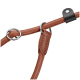 Nahaufnahme einer braunen Leder-Hundeleine mit Metallringen und einem schwarzen Lederband, das ihr robustes Design zeigt.