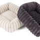 Zwei plüschige, gerippte Haustierbetten in Creme- und Dunkelgrau auf weißem Hintergrund.