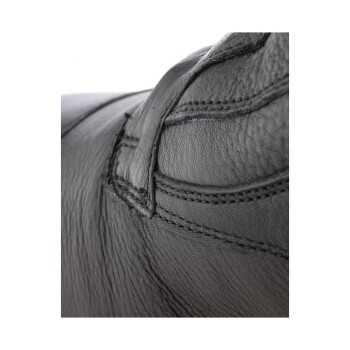 Nahaufnahme eines schwarzen Leder-Haustiergeschirrs, das detaillierte Nähte und Texturen zeigt.