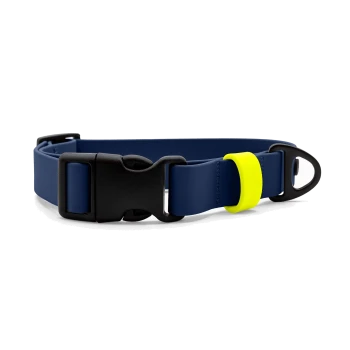 Marineblaues verstellbares Hundehalsband mit schwarzer Schnellverschluss-Schnalle, schwarzem D-Ring und gelbem Keeper vor weißem Hintergrund.
