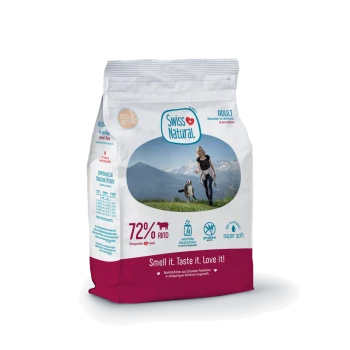 Swiss Natural Adult Hundefutter-Sack, weiß/magenta, Hund vor Berglandschaft, Aufschriften ‚72% Rind‘ und ‚Smell it. Taste it. Love it!‘