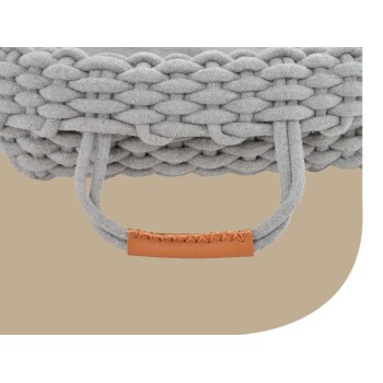 Grau geflochtenes Haustierbett mit einem Ledergriff, das ein weiches, gemütliches Design für kleine Haustiere bietet.