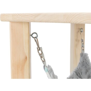 Nahaufnahme eines Holzrahmens für eine Haustierhängematte mit einem Metallclip und weichem grauen Stoff, der daran hängt.