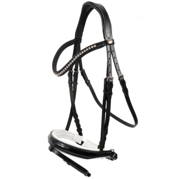 Schwarzes Lederpferdezaumzeug mit einem dekorativen Strass-Browband und gepolstertem Nasenband, vor einem weißen Hintergrund präsentiert.
